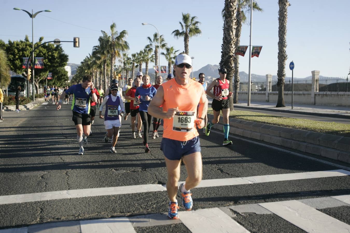 El V Maratón de Málaga a su paso por la calle Pacífico (III)