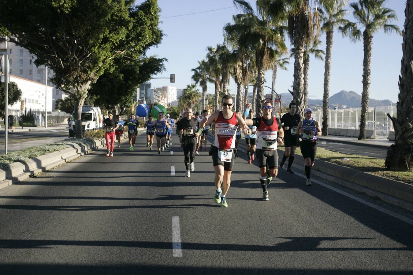 El V Maratón de Málaga a su paso por la calle Pacífico (III)