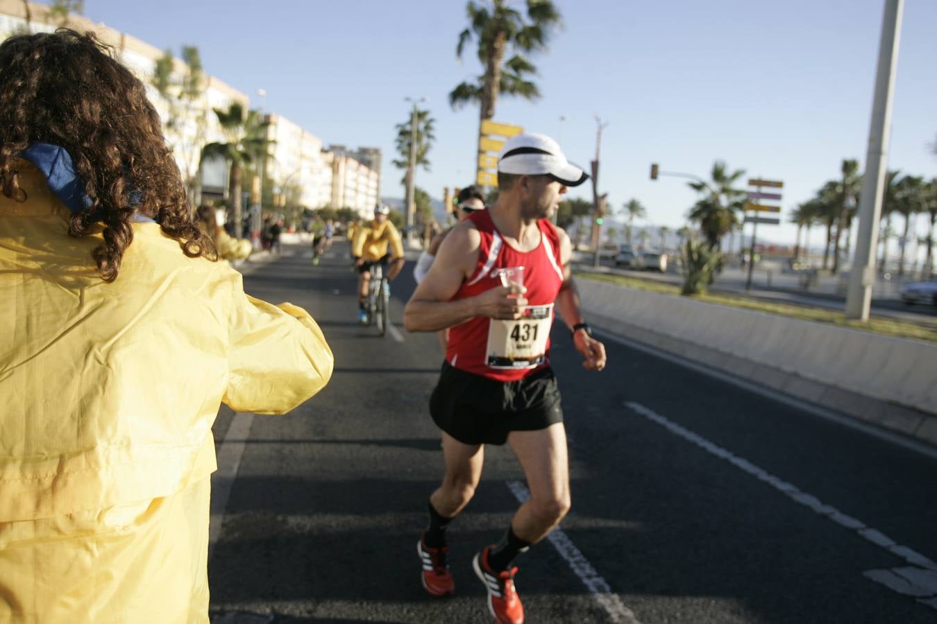 El V Maratón de Málaga a su paso por la calle Pacífico (II)