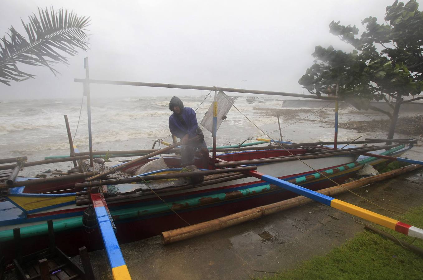 El paso de Hagupit, en imágenes