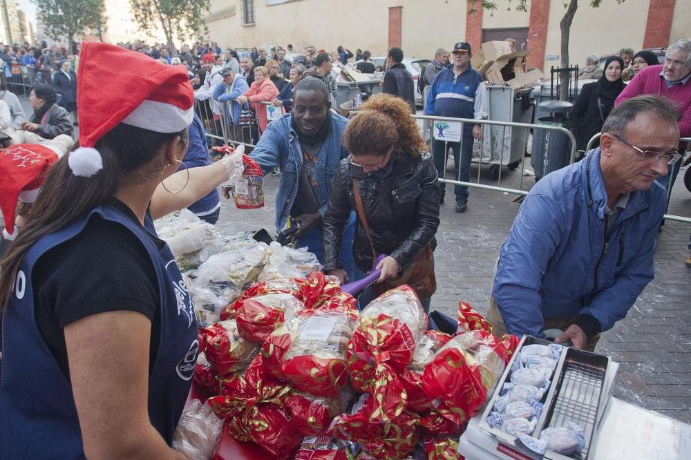 Los Ángeles de la Noche reparten 3.000 menús por Navidad. Los voluntarios de Los Ángeles de la Noche consiguieron dar de comer en Nochebuena a los más necesitados