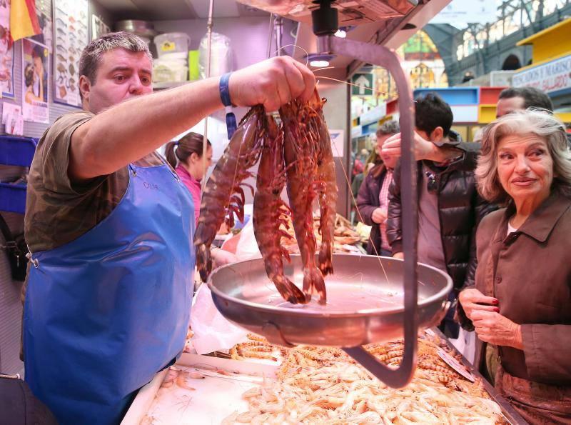 Compras para la cena de Navidad. Los mercados recibieron una avalancha de clientes que adquieren productos para estos días