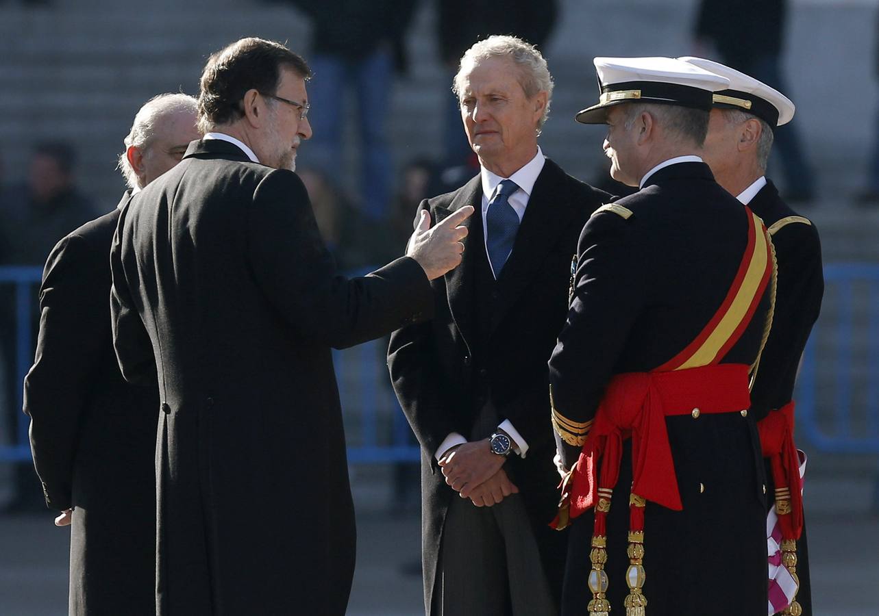 El presidente del Gobierno, Mariano Rajoy; el ministro del Interior, Jorge Fernánez Díaz; el de Defensa, Pedro Morenes, y mandos militares, durante la celebración de la Pascua Militar celebrada en el Palacio Real y presidida por el Rey Felipe VI.