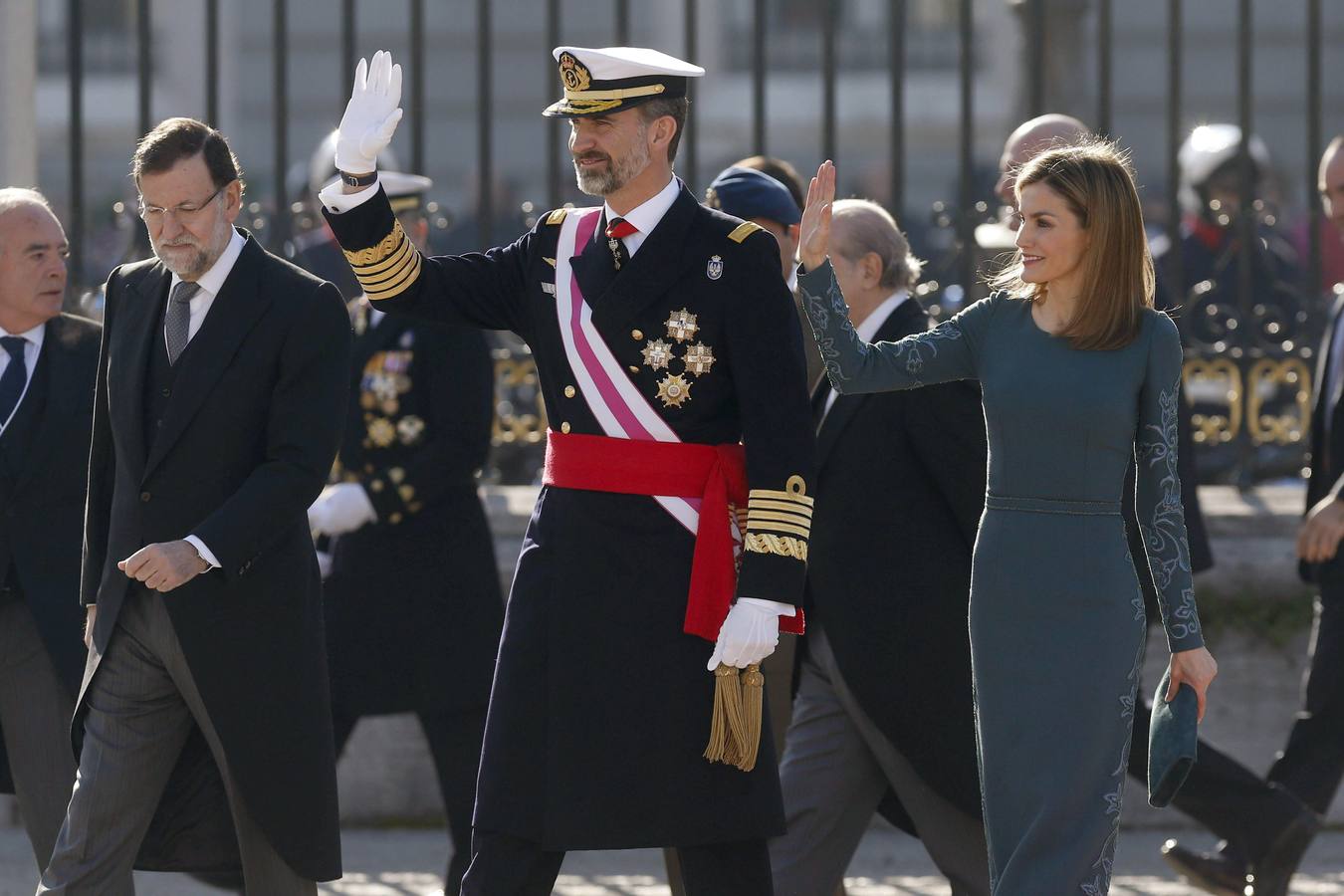 Felipe VI y Doña Letizia saludan durante el acto.