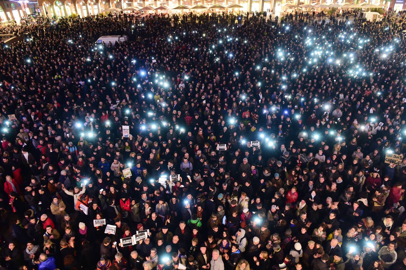 Una multitud silenciosa se manifiesta en París contra el atentado