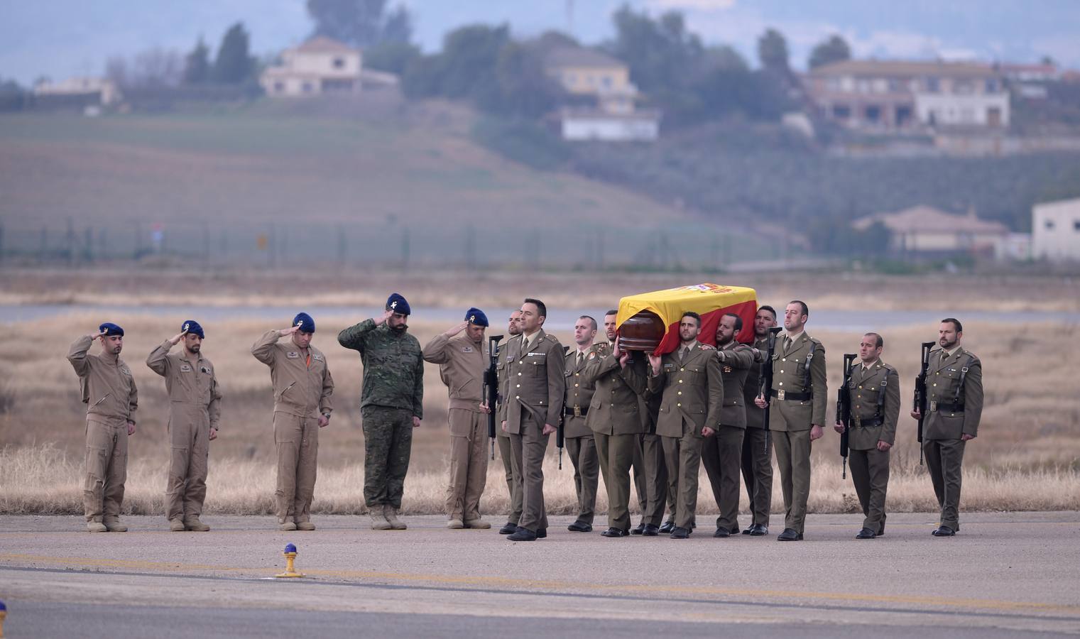 Militares muestran sus respetos al féretro a su llegada a Córdoba