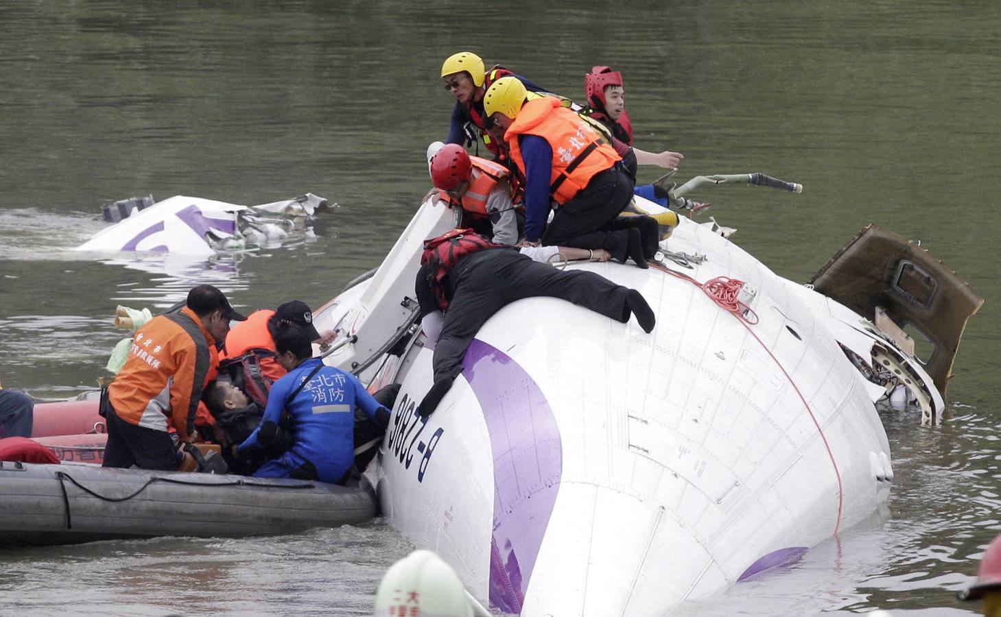 Se estrella un avión con 58 ocupantes en un río de Taiwán. El avión, un ATR-72, cubría el trayecto entre Taipei y Jinmen y se precipitó al río Jilong tras golpear un viaducto. Los servicios de emergencias trabajn en el lugar del impacto buscando supervivientes y atendiendo a los heridos.