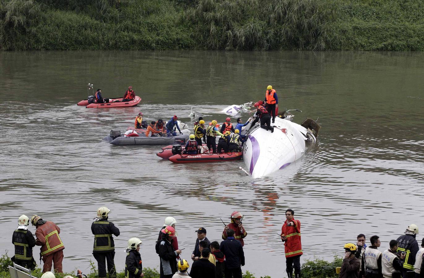 Se estrella un avión con 58 ocupantes en un río de Taiwán. El avión, un ATR-72, cubría el trayecto entre Taipei y Jinmen y se precipitó al río Jilong tras golpear un viaducto. Los servicios de emergencias trabajn en el lugar del impacto buscando supervivientes y atendiendo a los heridos.