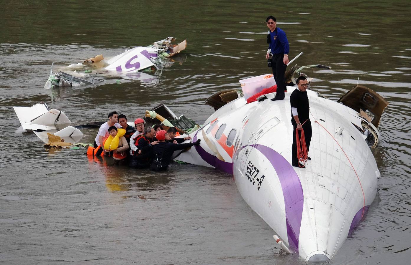 Se estrella un avión con 58 ocupantes en un río de Taiwán. El avión, un ATR-72, cubría el trayecto entre Taipei y Jinmen y se precipitó al río Jilong tras golpear un viaducto. Los servicios de emergencias trabajn en el lugar del impacto buscando supervivientes y atendiendo a los heridos.