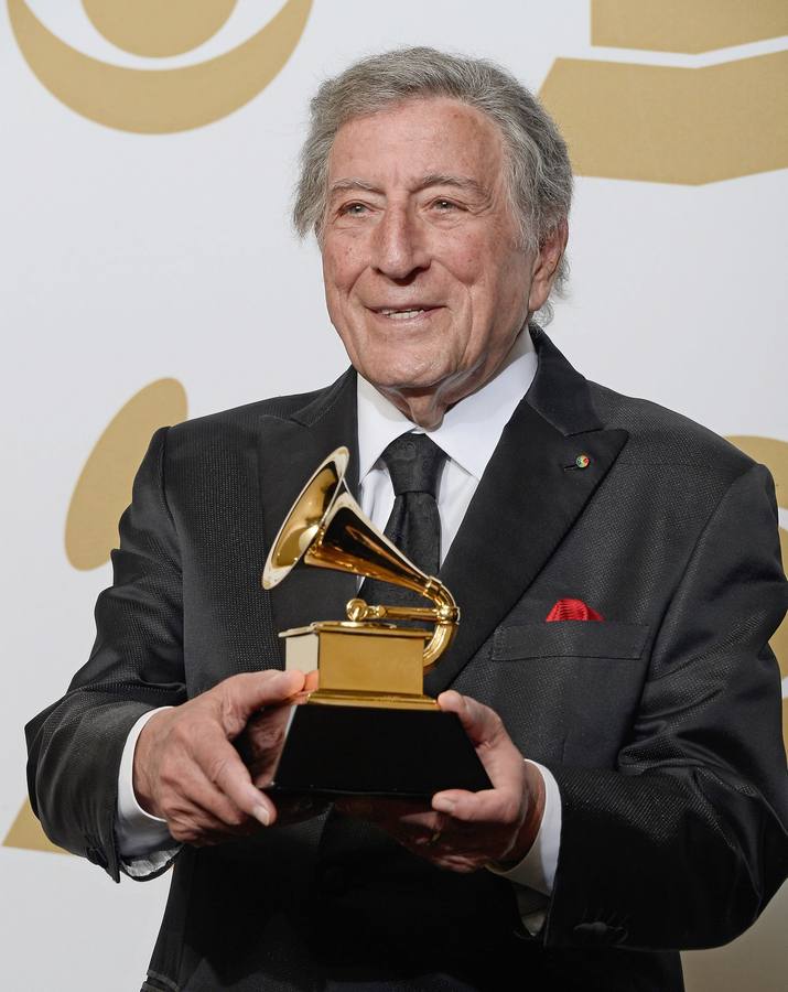 Tony Bennett, con su Grammy. Tony Bennett, que también actuó, posa con su Grammy