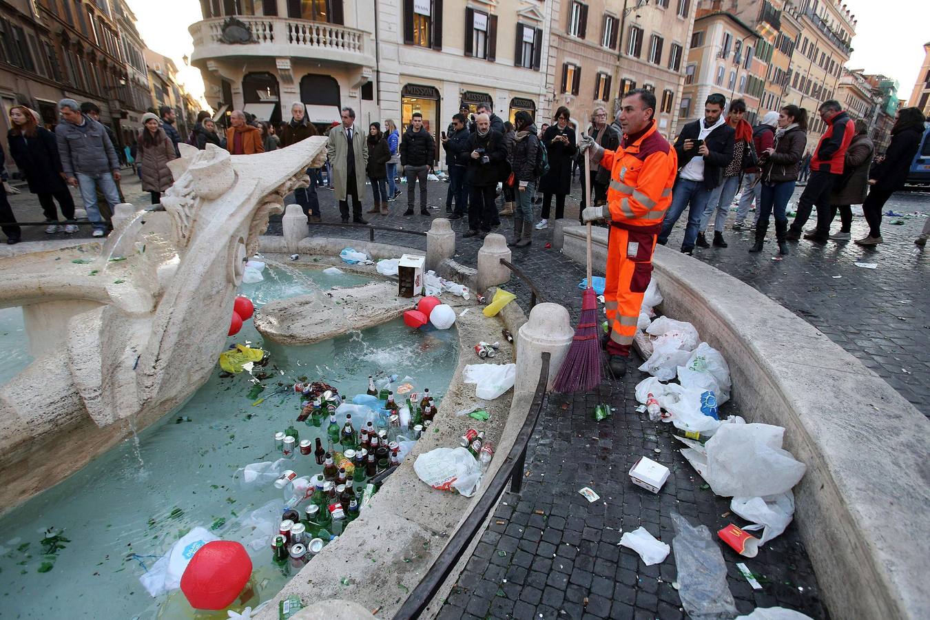 Hinchas del Feyenoord provocan graves disturbios en Roma