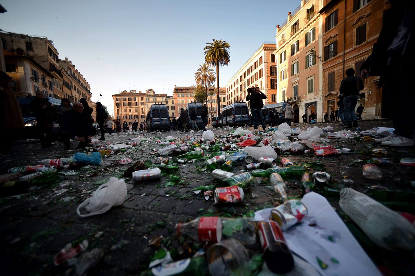 Hinchas del Feyenoord provocan graves disturbios en Roma