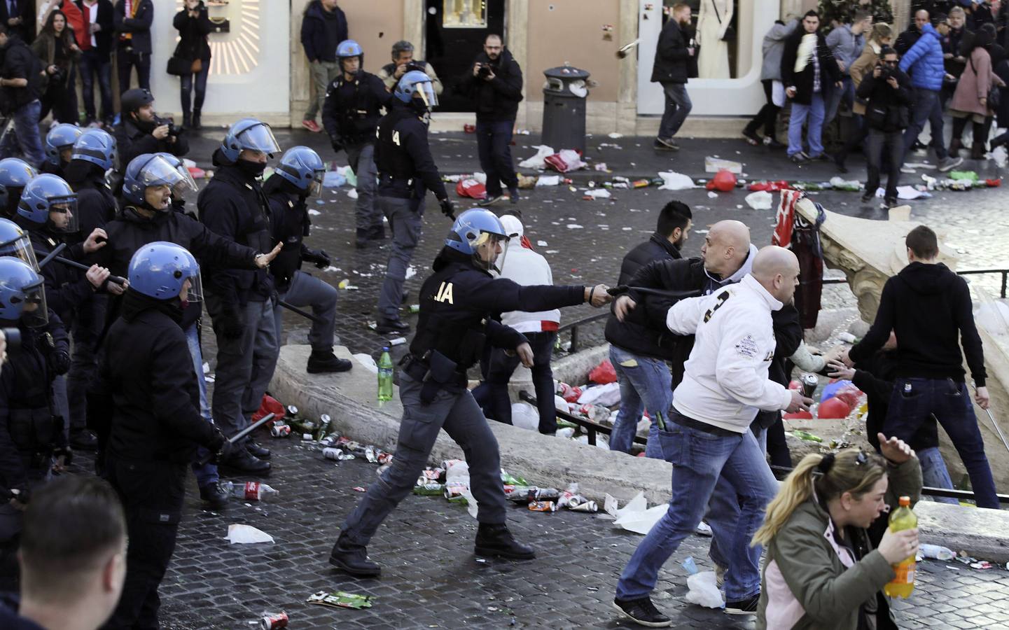 Hinchas del Feyenoord provocan graves disturbios en Roma