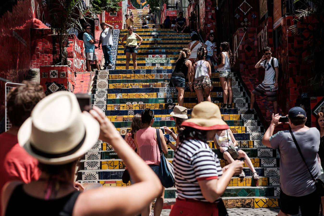 Turistas visitan las Escaleras de Selarón