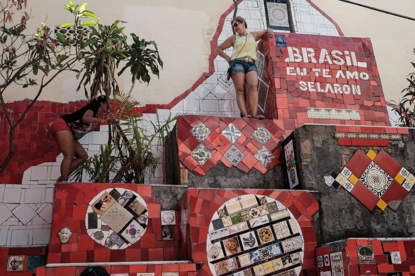Turistas visitan las Escaleras de Selarón