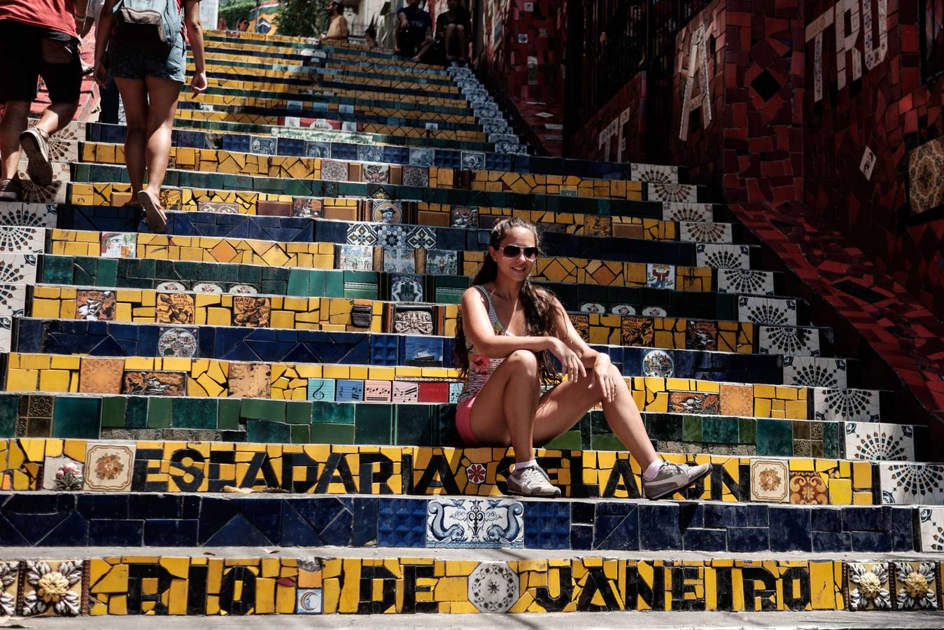 Turistas visitan las Escaleras de Selarón