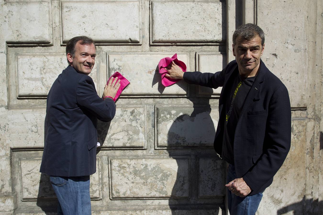 De la Herrán y Cantó salen a limpiar. El candidato de UPyD a la presidencia de la Junta, Martín de la Herrán, junto al diputado nacional de UPyD, Toni Cantó, repartían el 13 de marzo en pleno centro de Málaga capital bayetas para limpiar la corrupción