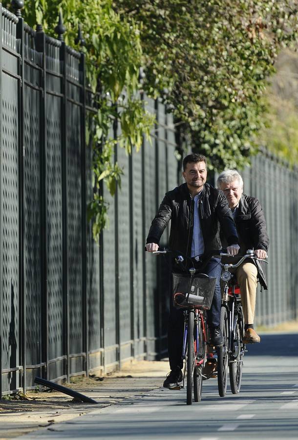 Maíllo promete extender el Plan de la Bicicleta. El coordinador general de IULV-CA se comprometió el 6 de marzo a culminar entre 2016 y 2017 las redes de vías ciclistas recogidas en el Plan Andaluz de la Bicicleta (PAB) en las ciudades previstas por dicho documento y de sumar también a todas las ciudades de más de 20.000 habitantes