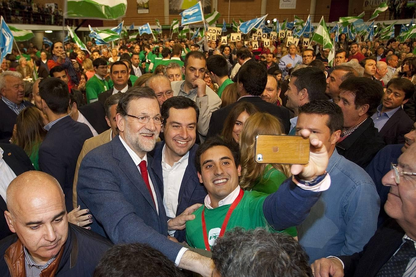 Mariano Rajoy arropa a Juanma Moreno. El presidente del Gobierno, Mariano Rajoy, mostró el 17 de marzo una vez más su apoyo al candidato del PP a la Presidencia de la Junta de Andalucía, en Málaga, una provincia que ya visitó hace poco más de un mes cuando ofreció un mitin en Torremolinos.