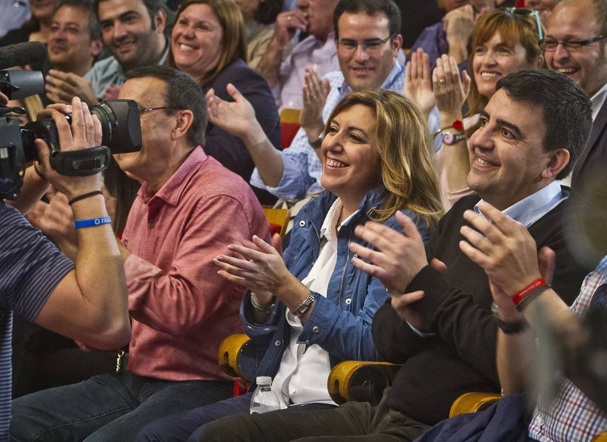 Susana Díaz se deja ver con su marido. "Chillan, gritan e insultan porque le tienen miedo a un pueblo sabio que sabe que lo que siembra es lo que se recoge. Si se siembra dolor y sufrimiento van a recoger en las urnas una derrota", decía la presidenta de la Junta en un mitin en la Casa de Colón de Huelva el 15 de marzo.