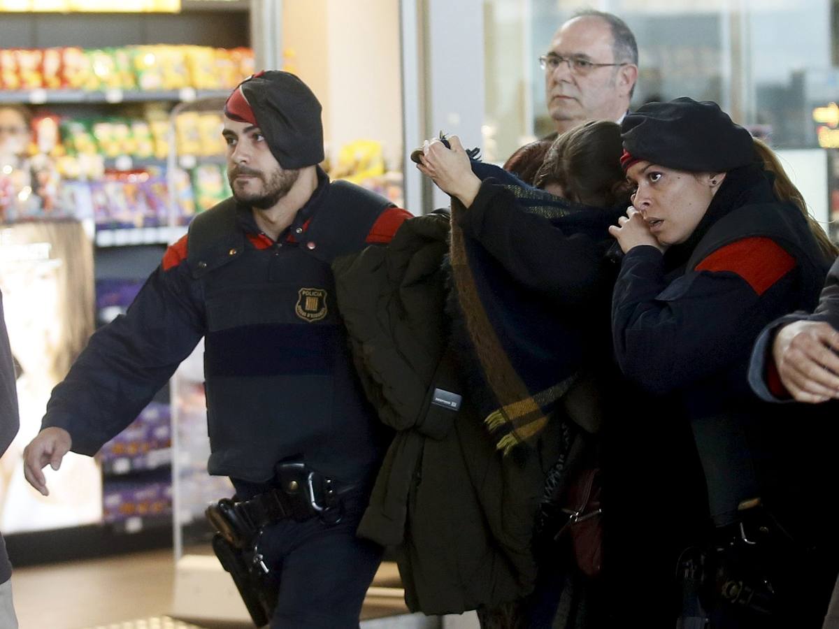 Familiares de los pasajeros del avión siniestrado llegan al aeropuerto de El Prat tras conocer lo ocurrido.