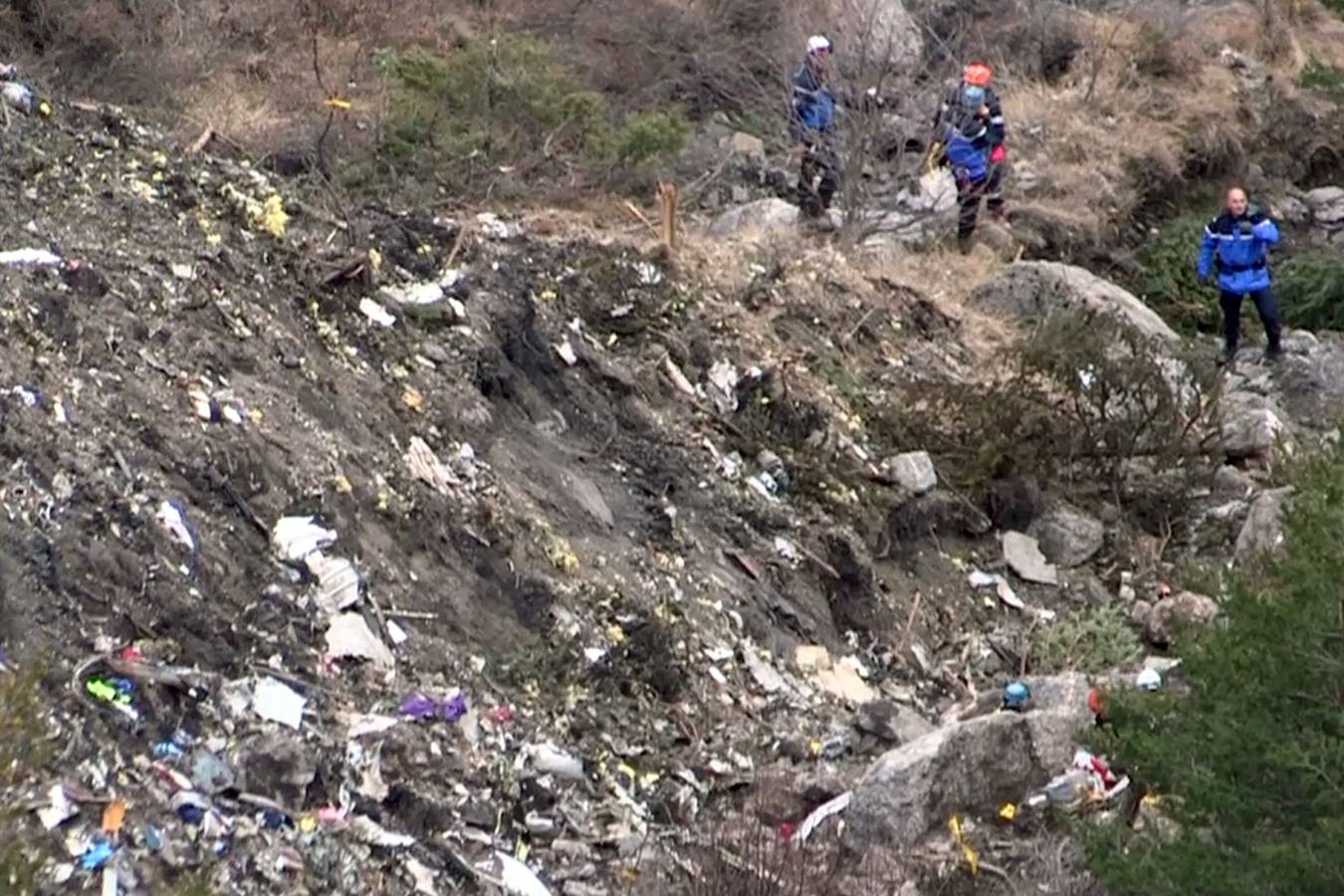 Restos esparcidos por la montaña. SEYNE-LES- ALPES (FRANCIA). Los servicios de rescate se encuentran con restos del fuselaje del avión y de las pertenencias de los pasajeros del Airbus A320 de la compañía Germanwings. El avión se estrelló en los Alpes franceses y que se ha cobrado la vida de 150 personas, 42 de las cuales son españolas.