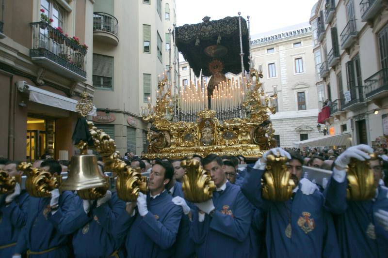 El Rico libera al preso y procesiona por Málaga