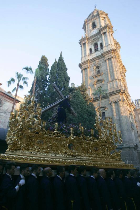 El Rico libera al preso y procesiona por Málaga