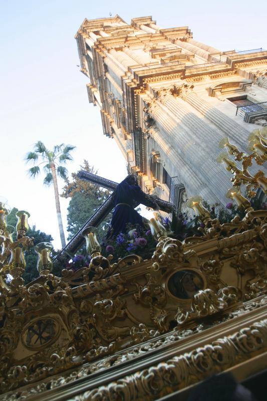 El Rico libera al preso y procesiona por Málaga
