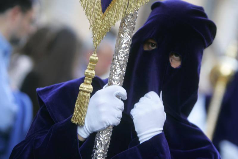 El Rico libera al preso y procesiona por Málaga