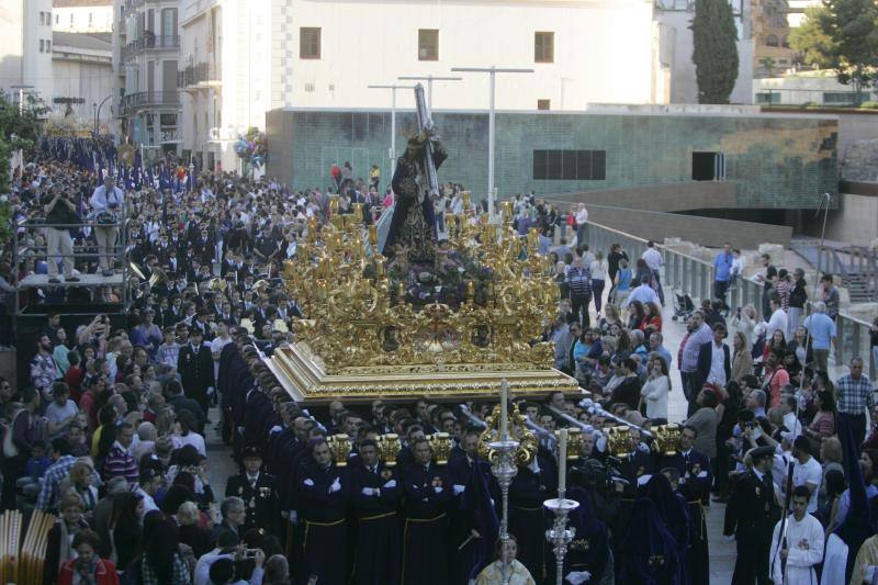 El Rico libera al preso y procesiona por Málaga