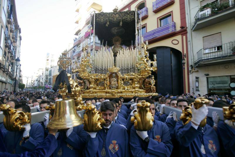 El Rico libera al preso y procesiona por Málaga