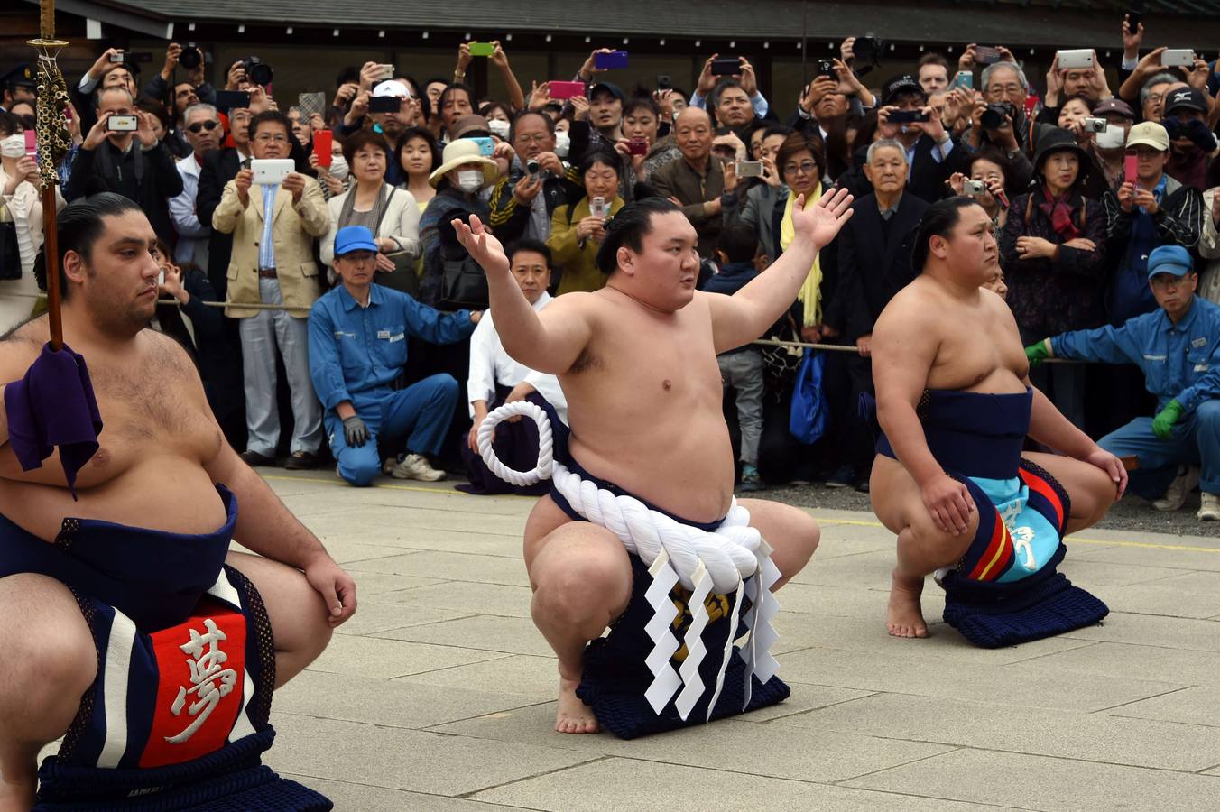 Luchadores de sumo participan en una exhibición anual en el santuario Yasukuni de Tokio