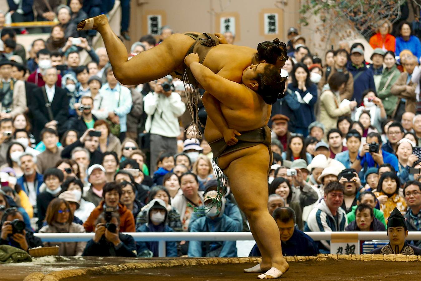 Luchadores de sumo participan en una exhibición anual en el santuario Yasukuni de Tokio