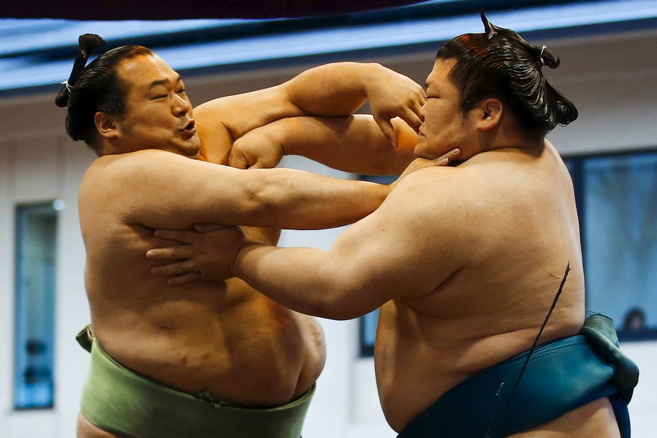 Luchadores de sumo participan en una exhibición anual en el santuario Yasukuni de Tokio