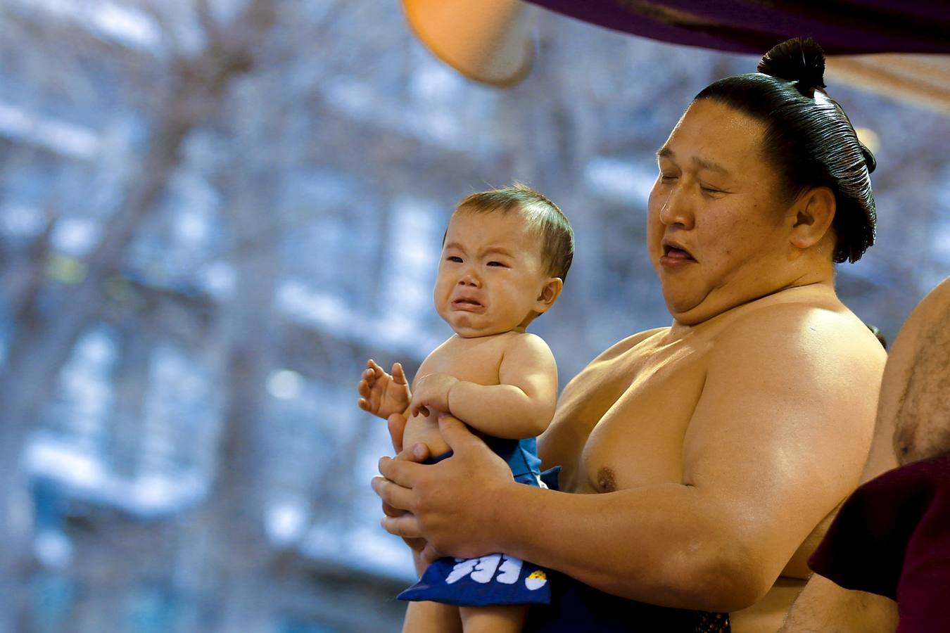 Luchadores de sumo participan en una exhibición anual en el santuario Yasukuni de Tokio