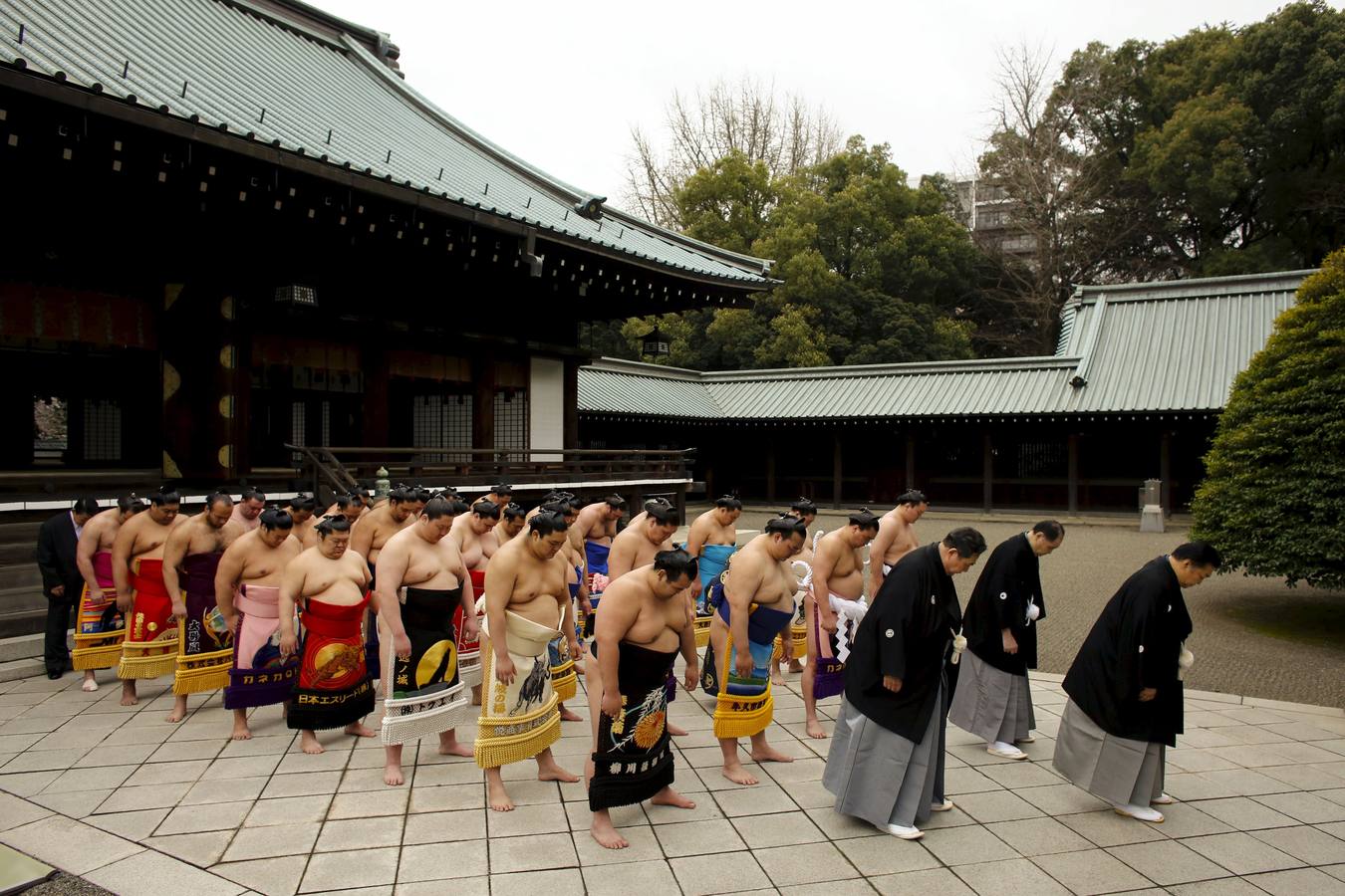 Luchadores de sumo participan en una exhibición anual en el santuario Yasukuni de Tokio