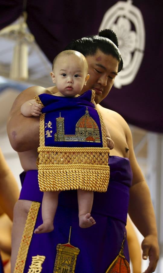 Luchadores de sumo participan en una exhibición anual en el santuario Yasukuni de Tokio