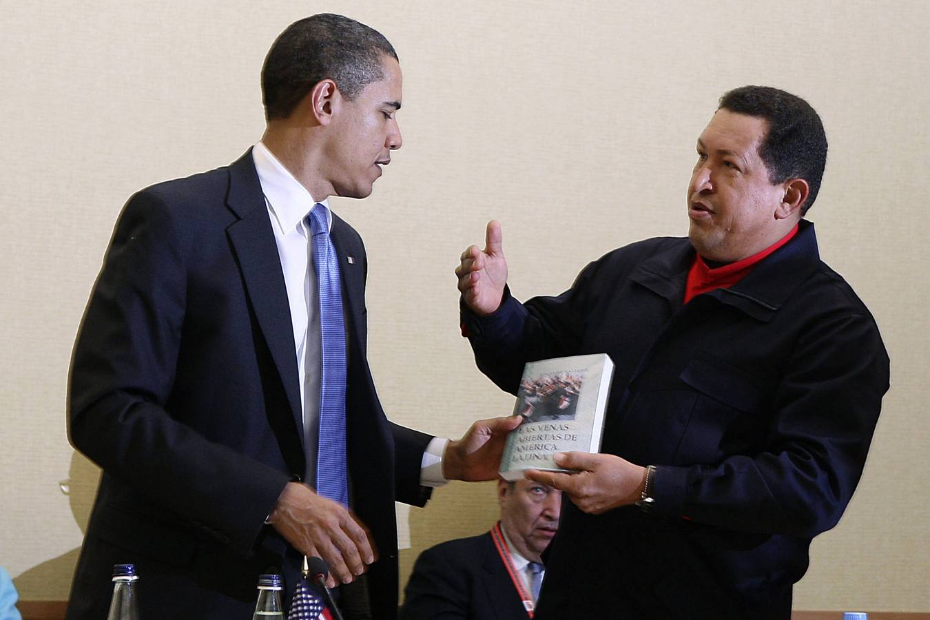 En abril de 2009, el presidente venezolano Hugo Chávez entregó un ejemplar de 'Las venas abiertas de América Latina' al presidente estadounidense Barack Obama durante la quinta Cumbre de las Américas.