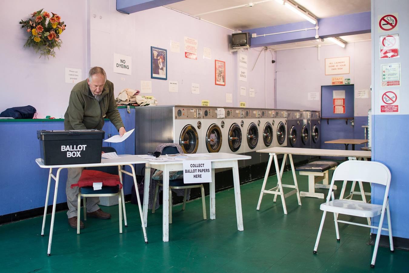 Una lavandería ejerce como colegio electoral en Headington, Oxford.