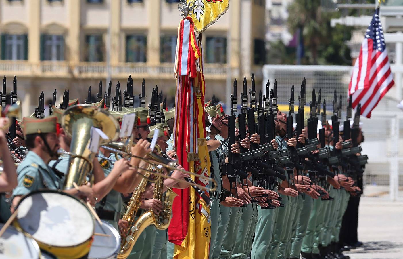 En fotos, el desfile de legionarios y militares de EEUU en el Puerto