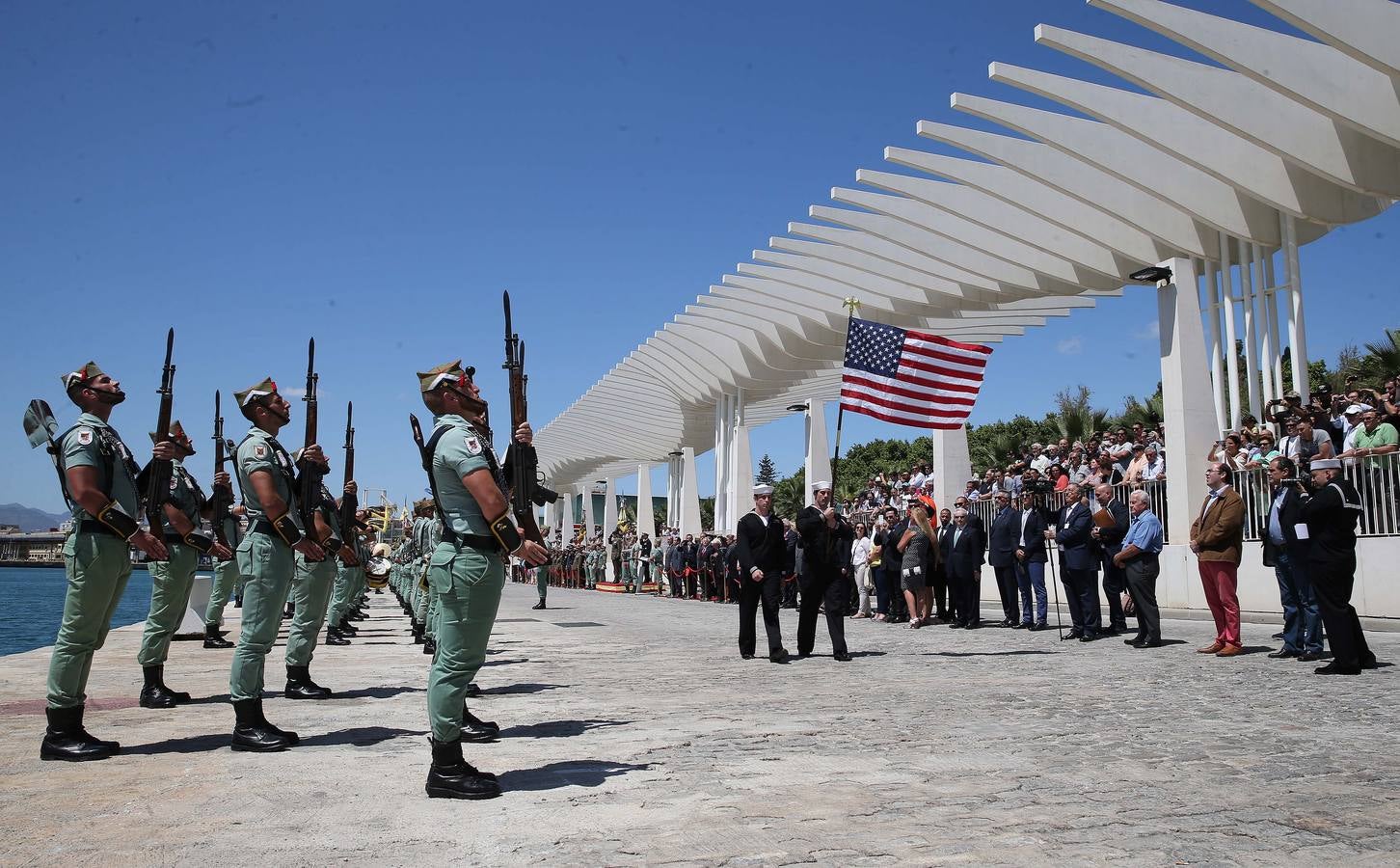En fotos, el desfile de legionarios y militares de EEUU en el Puerto