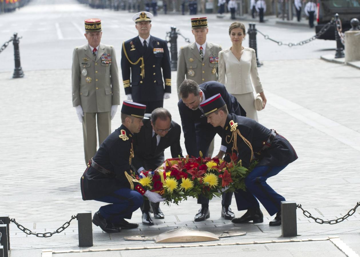 Bienvenida a los reyes en el Arco del Triunfo, donde se celebró una ceremonia en homenaje al soldado desconocido.