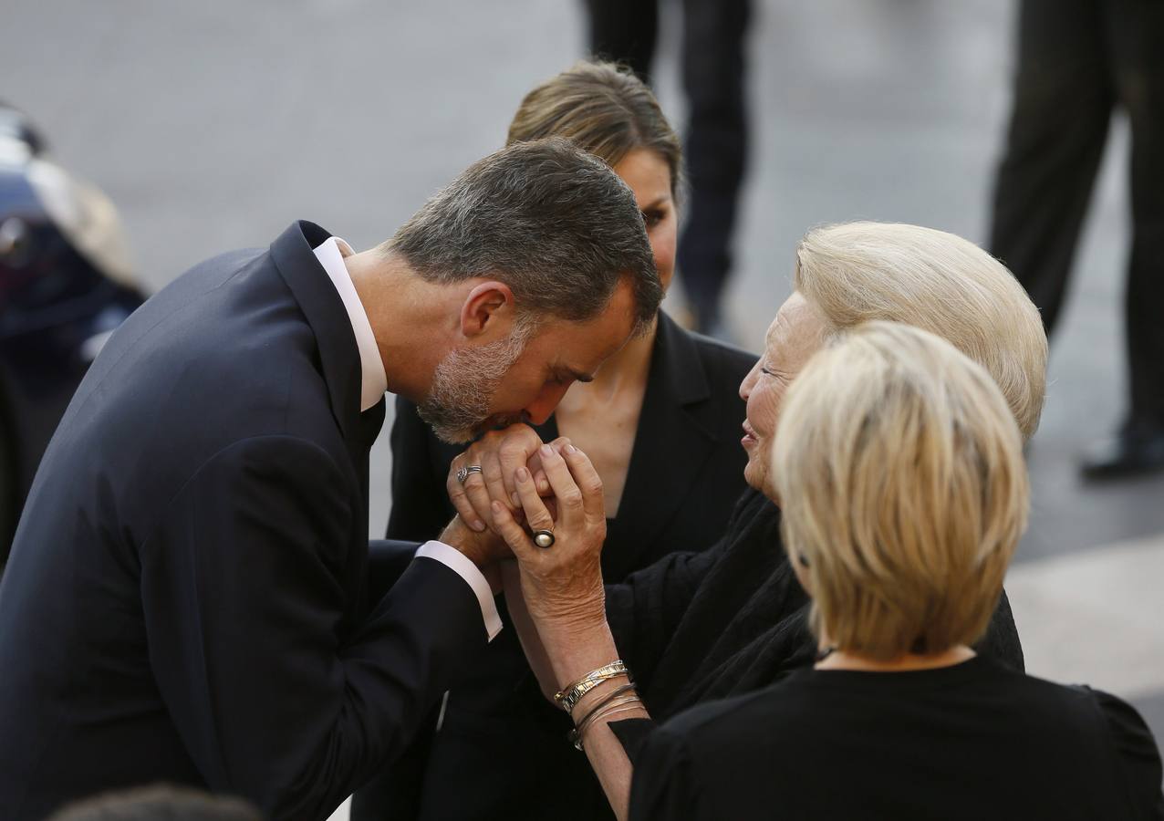 Los reyes Felipe y Letizia despiden a la reina Beatriz de Holanda (d).