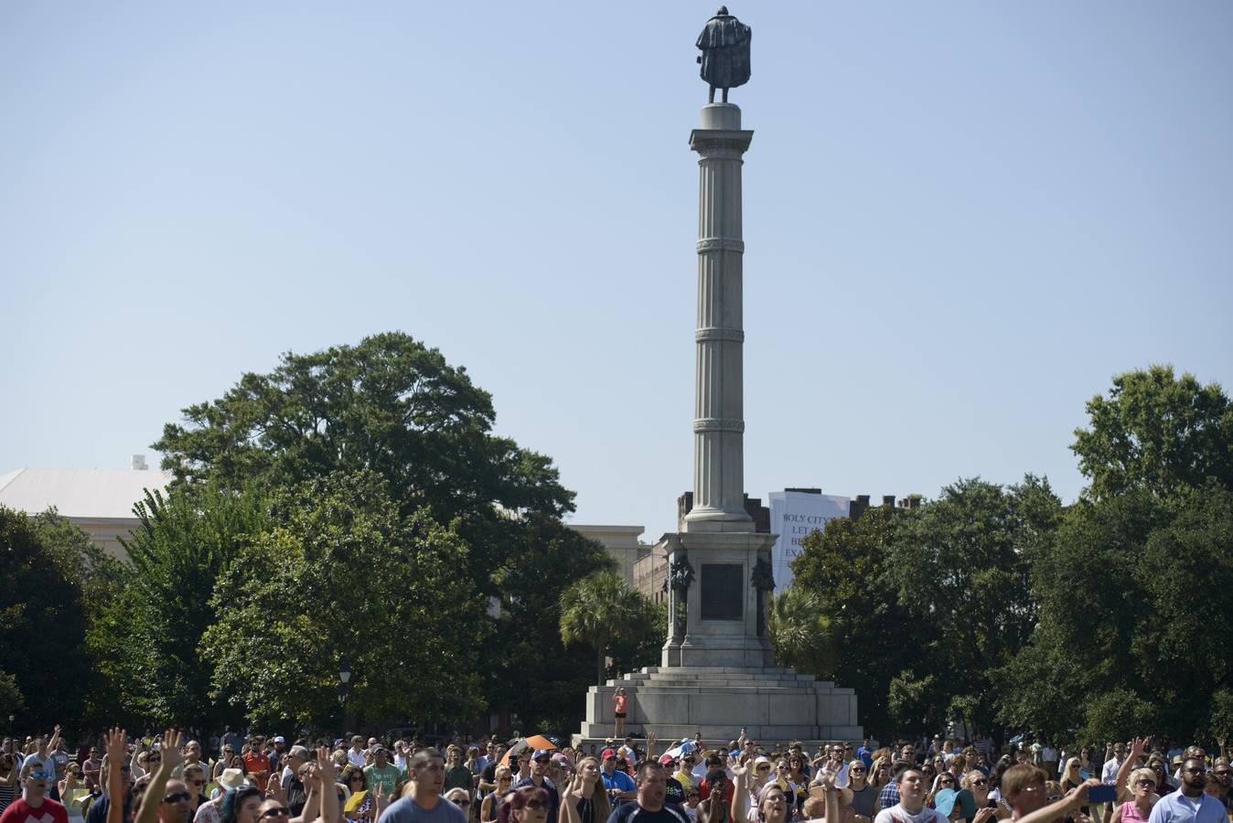 Multitudinaria ceremonia en la iglesia de Charleston, tras la matanza