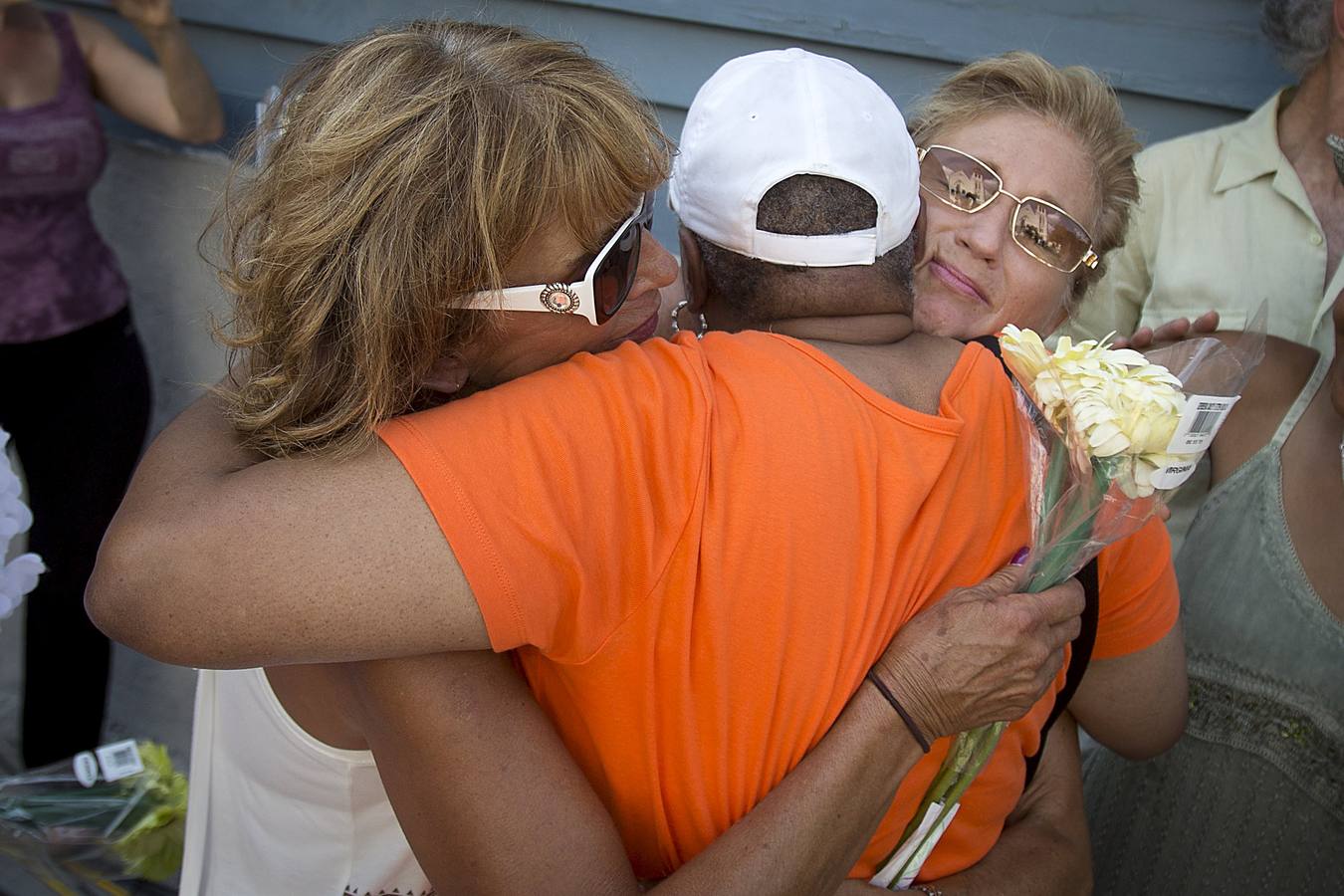 Multitudinaria ceremonia en la iglesia de Charleston, tras la matanza