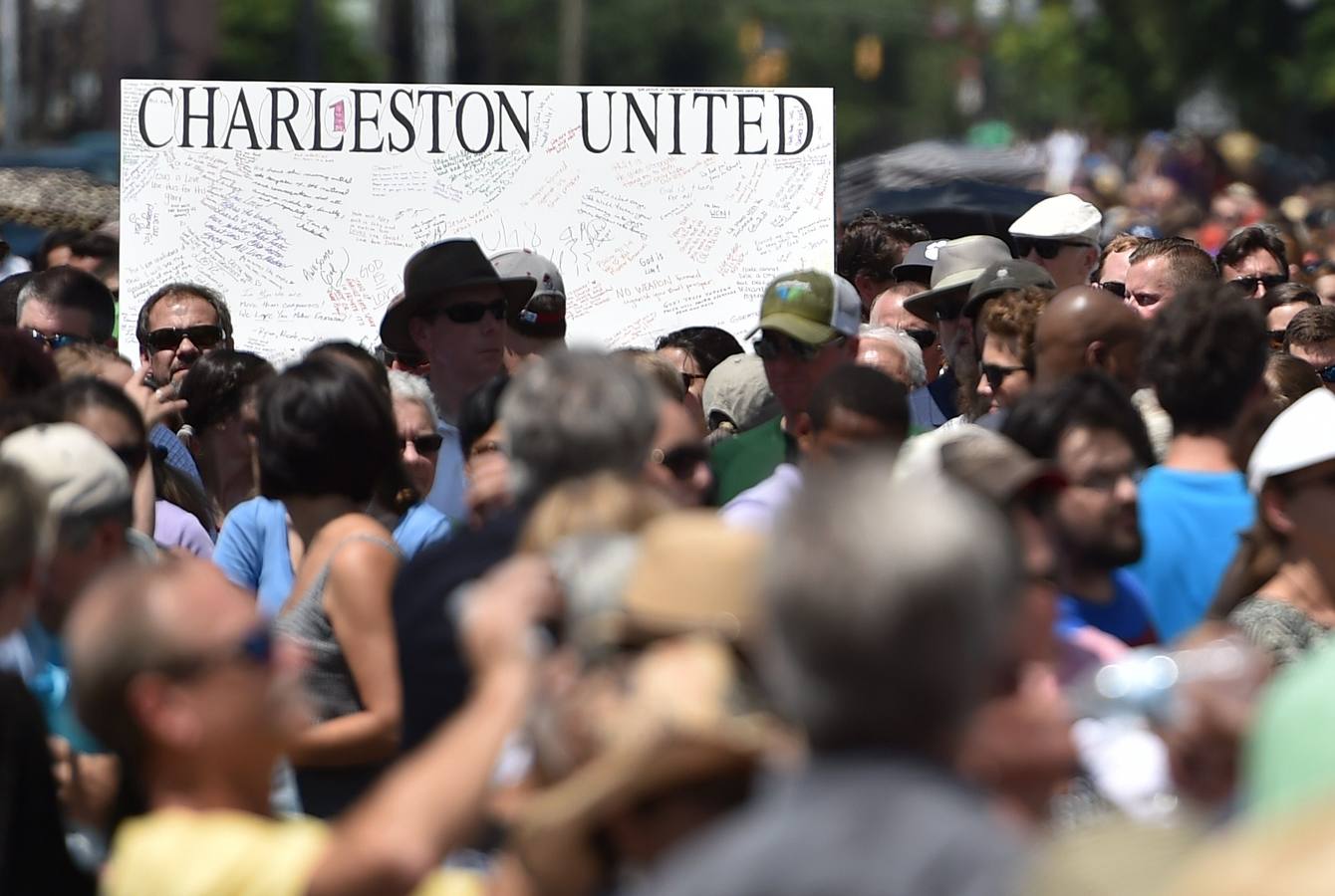 Multitudinaria ceremonia en la iglesia de Charleston, tras la matanza