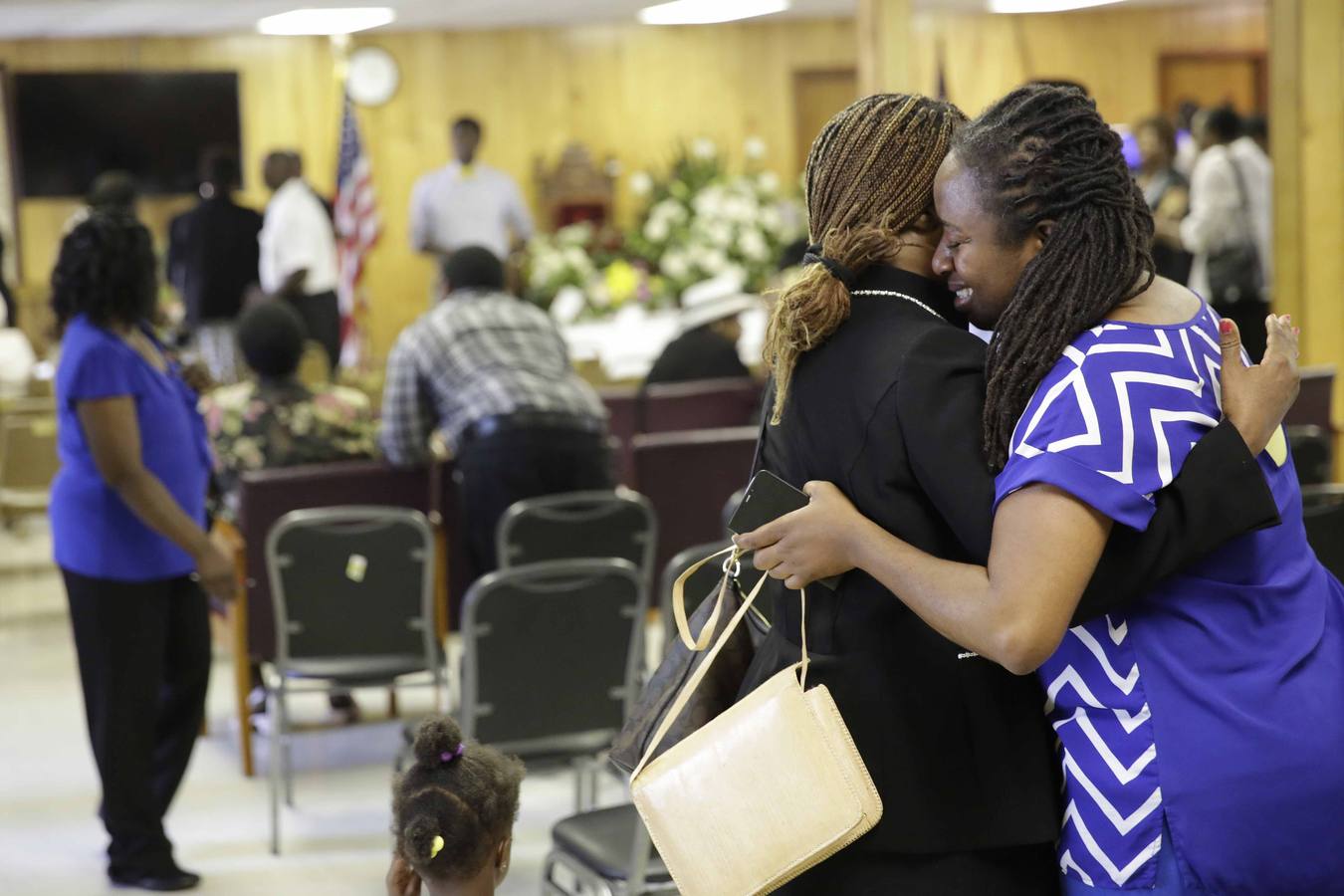 Multitudinaria ceremonia en la iglesia de Charleston, tras la matanza