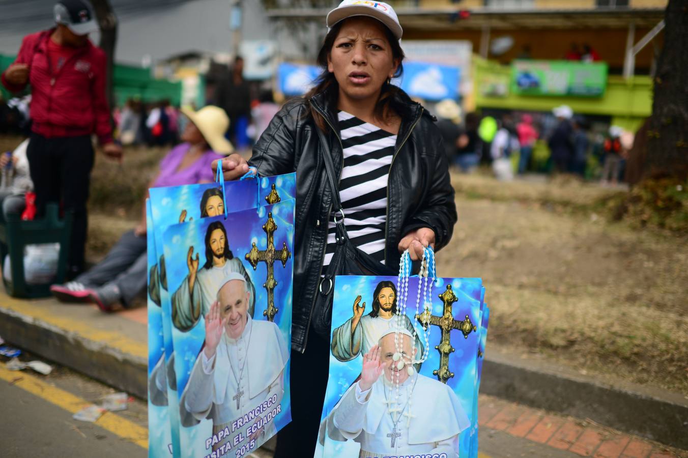 Una vendedora de souvenirs del papa Francisco.