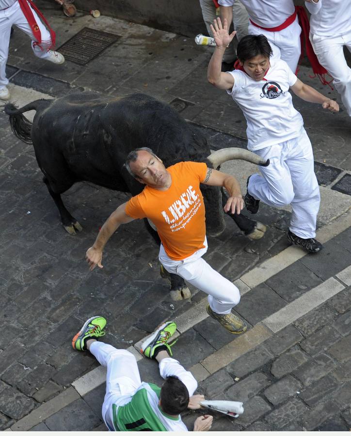 Un toro adelantado siembra el peligro en el tercer encierro